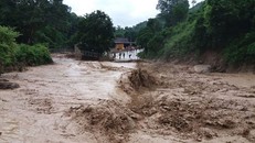 Diễn biến mưa lớn, lũ, lũ quét và sạt lở ở các tỉnh, thành phố khu vực Trung Bộ sẽ còn phức tạp và có thể kéo dài tùy thuộc vào phạm vi hoạt động của áp thấp nhiệt đới hoặc bão.