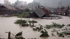 Ngành ngân hàng ủng hộ miền Trung hơn 80 tỷ đồng và hỗ trợ xử lý nợ cho người dân