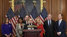 Ông Jerrold Nadler (phát biểu) cùng Chủ tịch Hạ viện Nancy Pelosi (ngoài cùng bên trái) và lãnh đạo các ủy ban khác của Hạ viện trong cuộc họp báo hôm 10/12. Ảnh: AP.