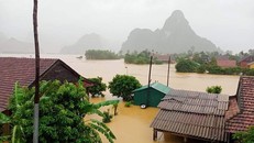 ‘Lũ chồng lũ’ khiến hơn 34 ngàn nhà dân ở Quảng Bình bị ngập, gần 200 thôn, bản bị cô lập, chia cắt và hàng ngàn người dân phải di dời khẩn cấp trong đêm.
