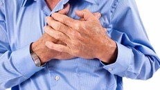 Ngón tay dùi trống kèm theo triệu chứng tức ngực, khó thở kéo dài có thể là cảnh báo ung thư phổi. (Ảnh minh hoạ)