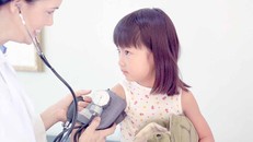 Không chỉ người lớn mà trẻ em cũng có thể mắc bệnh tăng huyết áp. (Ảnh minh hoạ)