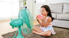 Không để quạt gió thổi trực tiếp vào mặt.