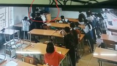 Hình ảnh sự việc được trích xuất từ camera an ninh của nhà trường. (Ảnh: Zing)