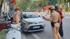 Lực lượng chức năng kiểm tra một điểm trông giữ xe trái phép trên địa bàn quận Ba Đình dịp Tết Nguyên đán Tân Sửu 2021. Ảnh: Chu Dũng/Hà Nội mới