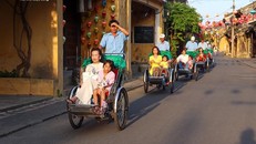 Du khách ngồi trên xích lô tham quan phố cổ Hội An chiều 18/3. (Ảnh: VTC News)