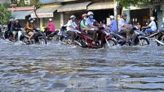 Triều cường gây ngập nặng trên đường Huỳnh Tân Phát. Ảnh: Tuấn Anh/TTXVN phát