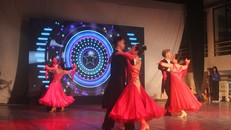 Các thí sinh đang biểu diễn trong phần thi nhảy điệu Viennese Waltz.