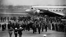 Công nương Elizabeth cùng Tổng thống Mỹ Harry S. Truman tại sân bay quốc gia ở Washington D.C năm 1951. (Nguồn: AP).