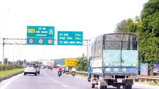 Biển báo tốc độ cho thấy sự thụt lùi về hiệu quả đầu tư của tuyến đường này. Ảnh: Bảo An.