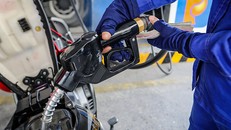 Giá xăng tăng gần 1.000 đồng/lít