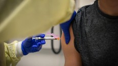 Pfizer và Moderna thử nghiệm vaccine COVID-19 cho trẻ nhỏ