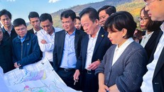 : Chủ tịch HĐQT kiêm Tổng Giám đốc Tập đoàn T&T Group Đỗ Quang Hiển và lãnh đạo tỉnh Lào Cai khảo sát thực địa tại thôn Sâu Chua, xã Sa Pả, thị xã Sa Pa.
