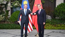 Ngoại trưởng Malaysia Hishammuddin Hussein với người đồng cấp Trung Quốc Vương Nghị. Ảnh: Xinhua