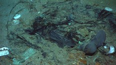 Một số đồ đạc của nạn nhân trên tàu Titanic được phát hiện dưới đấy biển. Ảnh: AP