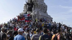 Những người biểu tình chống chính phủ tập trung tại tượng đài Maximo Gomez ở Havana hôm Chủ nhật. Ảnh: AP