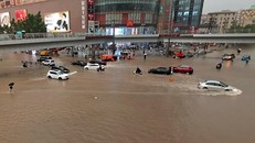 Thành phố Trịnh Châu chìm trong biển nước. Ảnh: AP