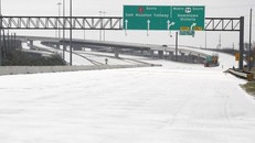 Một tuyến đường cao tốc bị đóng cửa do băng tuyết bao phủ dày đặc tại Houston, Texas, Mỹ, ngày 15/2/2021. (Ảnh: THX/TTXVN)