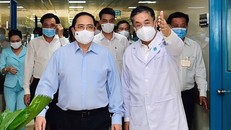 Tới thăm Bệnh viện Đại học Y Dược TPHCM, Thủ tướng Phạm Minh Chính bày tỏ cảm ơn lực lượng y tế cả nước đã hết sức trách nhiệm, thể hiện cao độ lòng yêu nước, tinh thần hết lòng cứu chữa người bệnh. Ảnh: VGP/Nhật Bắc