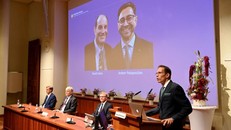 Hai nhà khoa học David Julius (trái) và Ardem Patapoutian (phải) được xướng tên trong lễ trao giải Nobel Y Sinh tại Viện Karolinska ở Stockholm, Thụy Điển, ngày 4/10. Ảnh: AFP