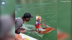 Để con 6 tháng tuổi lướt sóng nhằm... lập kỷ lục, bố mẹ bị chỉ trích dữ dội