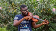 Nghệ sỹ violin Peter Oluwadare, 23 tuổi, biểu diễn tại các buổi hòa nhạc hàng tuần tại trung tâm cách ly ở Lagos, Nigeria. (Nguồn: Reuters)