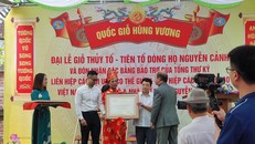 Nhà Ngoại giao Nguyễn Xuân Thắng - Chủ tịch Liên hiệp các Hội UNESCO Việt Nam trao bằng Bằng bảo trợ của Liên hiệp cho Di tích Quốc gia Khu lăng mộ và Nhà thờ Phúc Khánh Quận Công Nguyễn Cảnh Huy.