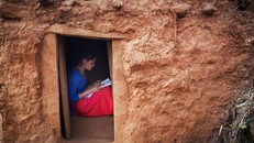 Một nữ sinh làm bài tập trong 'nhà kho kinh nguyệt' của gia đình. (Ảnh: New York Times)