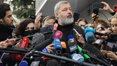 Dmitry Muratov, một trong hai nhà báo giành giải Nobel Hòa bình vào ngày 8/10/2021, là người đồng sáng lập tờ báo độc lập của Nga Novaya Gazeta, được ủy ban Nobel gọi là "tờ báo độc lập nhất ở Nga hiện nay, với quan điểm cơ bản là phê phán quyền lực". Ảnh: Aleksandr Kazakov