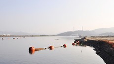 Mâu thuẫn với vợ, chồng mang con trai 18 tháng nhảy hồ tự tử