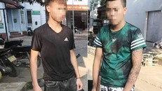 CSGT khống chế 2 đối tượng đi xe máy, vác kiếm ‘giương oai’ trên đường