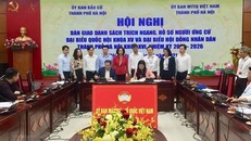 Ký biên bản bàn giao danh sách trích ngang, hồ sơ người ứng cử đại biểu Quốc hội khóa XV và đại biểu HĐND thành phố Hà Nội khóa XVI. (Ảnh: Nguyễn Thắng/TTXVN)