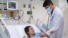 Bác sĩ Bệnh viện Hoàn Mỹ Cửu Long tại Cần Thơ thăm khám cho bệnh nhân N.T.L.T. Ảnh: TTXVN phát
