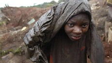 Một cậu bé làm việc tại mỏ cô ban ở Congo. Ảnh: AP