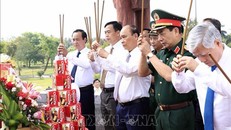 Chủ tịch nước Nguyễn Xuân Phúc dâng hương tưởng niệm các Anh hùng liệt sĩ tại Thành cổ Quảng Trị.