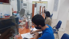 Người lao động đến làm thủ tục nhận trợ cấp bảo hiểm thất nghiệp tại Trung tâm Dịch vụ việc làm Hà Nội. (Ảnh: TTXVN)
