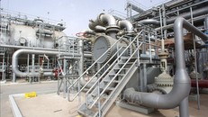 Nhà máy lọc dầu ở Haradh, cách thành phố Dhahran của Saudi Arabia 280km về phía tây nam. Ảnh: AFP/TTXVN