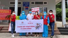 Prudential phối hợp với Hội Chữ thập đỏ Việt Nam trao tặng 2.345 bộ trang phục phòng dịch cấp độ 2 cho tỉnh Bắc Giang.