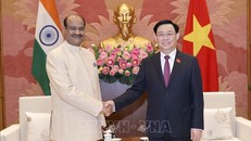 Chủ tịch Quốc hội Vương Đình Huệ đón Chủ tịch Hạ nghị viện Cộng hòa Ấn Độ Om Birla. - Ảnh: TTXVN