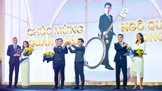 Ông Phạm Thanh Hưng, Phó Chủ tịch HĐQT Cen Land, Chủ tịch Cenhomes.vn trao cúp Quán quân cho Ngô Quốc Long