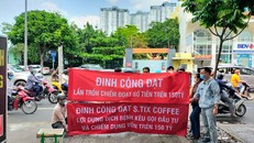 Nhà đầu tư căn băng rôn "lên án" CEO Đinh Công Đạt và S.Tix Coffee lẩn trốn sau khi ôm tiền.