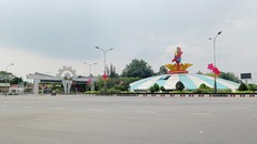 Khung cảnh vắng vẻ ở trung tâm Thành phố Nhơn Trạch vào giữa trưa.