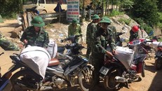 Bộ đội chở gạo cứu trợ khẩn cấp của tỉnh Thanh Hóa băng rừng, vượt suối đến với người dân Mường Lát.