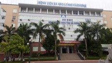 Các cán bộ y tế của BVĐK tỉnh Hải Dương tiếp nhận cấp cứu bé 10 tuổi đang được cách ly chờ kết quả xét nghiệm.