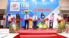 Các đại biểu cắt băng khai mạc Triển lãm Tem Bưu chính Quốc gia (Vietstampex 2020).