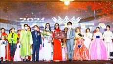 Đại sứ Việt Nam tại Hàn Quốc Nguyễn Vũ Tùng (thứ 2, từ trái sang) cùng đại diện Ban tổ chức trao giải Quán quân cho thí sinh Đào Thị Ngọc. Ảnh: Anh Nguyên/PV TTXVN tại Hàn Quốc