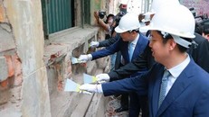 Đại biểu thực hiện nghi thức khởi công. (Ảnh: Thanh Tùng/TTXVN)