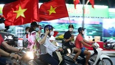 Người dân Hà Nội ra đường ăn mừng chiến thắng của đội tuyển U23 Việt Nam trước đội U23 Malaysia, tối 19/5. (Ảnh: Phạm Kiên/TTXVN)