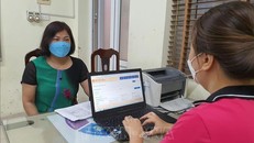 Hỗ trợ phụ huynh đăng ký tuyển sinh trực tiếp tại Trường Tiểu học Nghĩa Tân (quận Cầu Giấy, Hà Nội). Ảnh: TTXVN phát