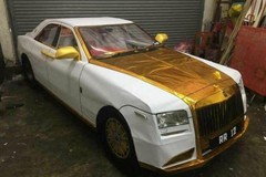 Đồ vàng mã cúng Rằm tháng Bảy đầy đủ cả Rolls-Royce và... 'sổ đỏ'